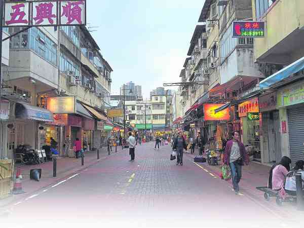 店铺不能过于昏暗,如果是先天采光不好,可以让后天的帮助起到效果,比如开着灯或开些窗透气,都有利于店铺发展的。