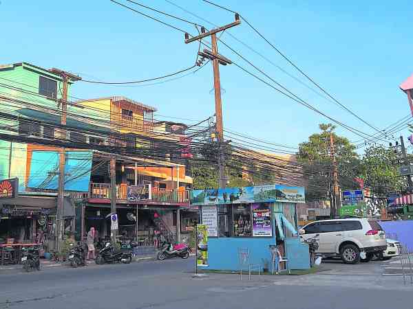 店门口应避免阻挡物,否则阻挡了旺气进入商铺,也阻挡了客流进入商铺。