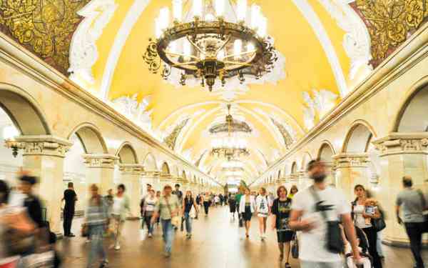 莫斯科地铁站非常华丽，更有地下宫殿之称，两位主持游览各个车站，感受贵族般的豪华气派。