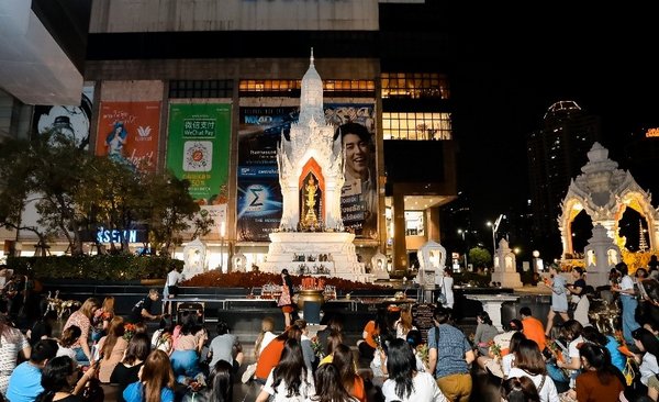 爱神位于Central World的Isetan百货门口，也称三面佛，期盼爱情降临的女生，一定要来拜一拜爱神！