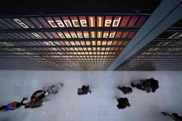 因为疫情的关系，来往各大国际机场的航班数量大减，德国慕尼黑机场电子显示板上满满的都是航班取消的资讯。