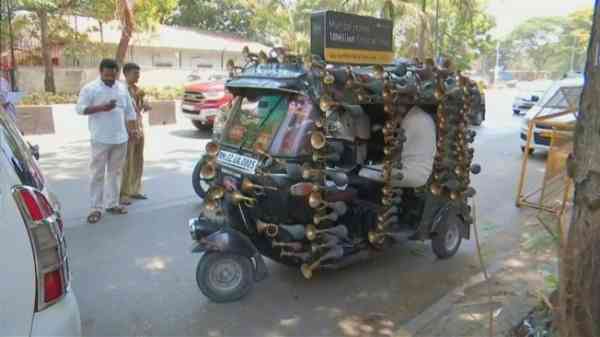 印度孟买的Awaaz基金会发起“禁按喇叭”运动所使用的宣传用嘟嘟车。