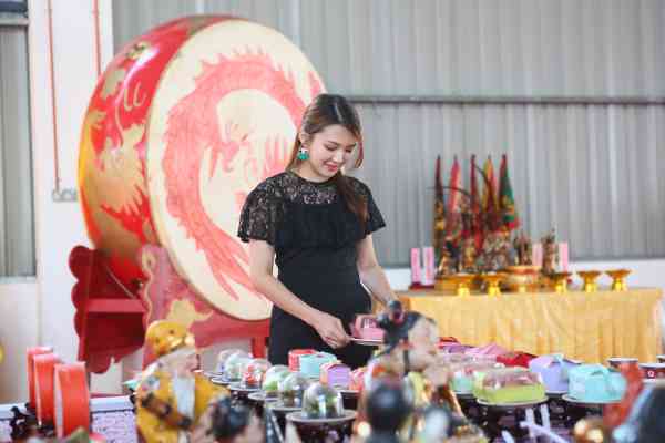 关凘莹与其他网红不同,在直播上她的宗旨是“保留传统,打破迷信”,讲解神明的历史及背景,还会教大家折纸莲花。