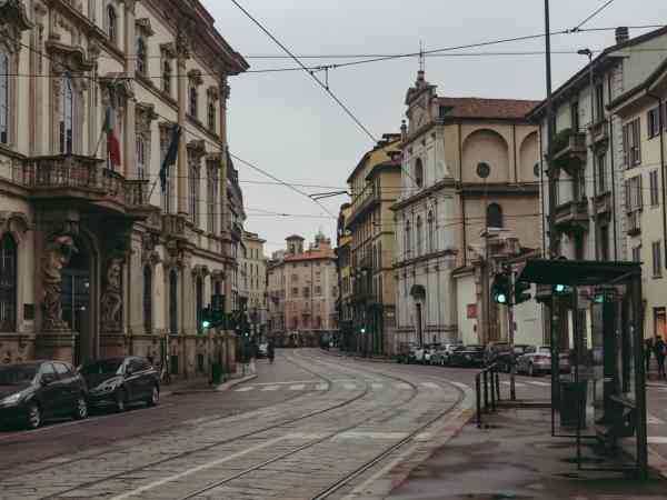 新冠肺炎疫情蔓延下，意大利米兰街上变得冷清。