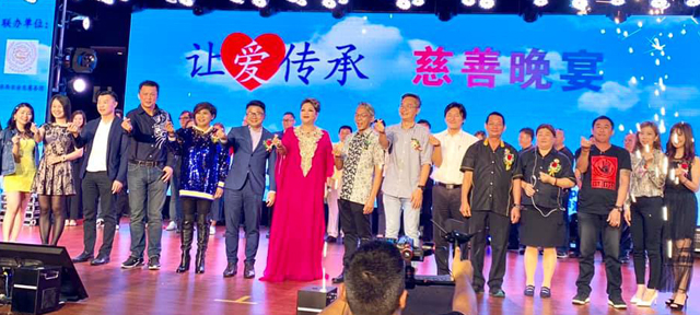 筹办让爱传承慈善晚宴,邀请了港星肥妈Maria助阵献唱,两人更因慈善而结缘。