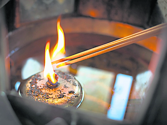 虽然在家祭祖，但烧香传统仪式必须保留。