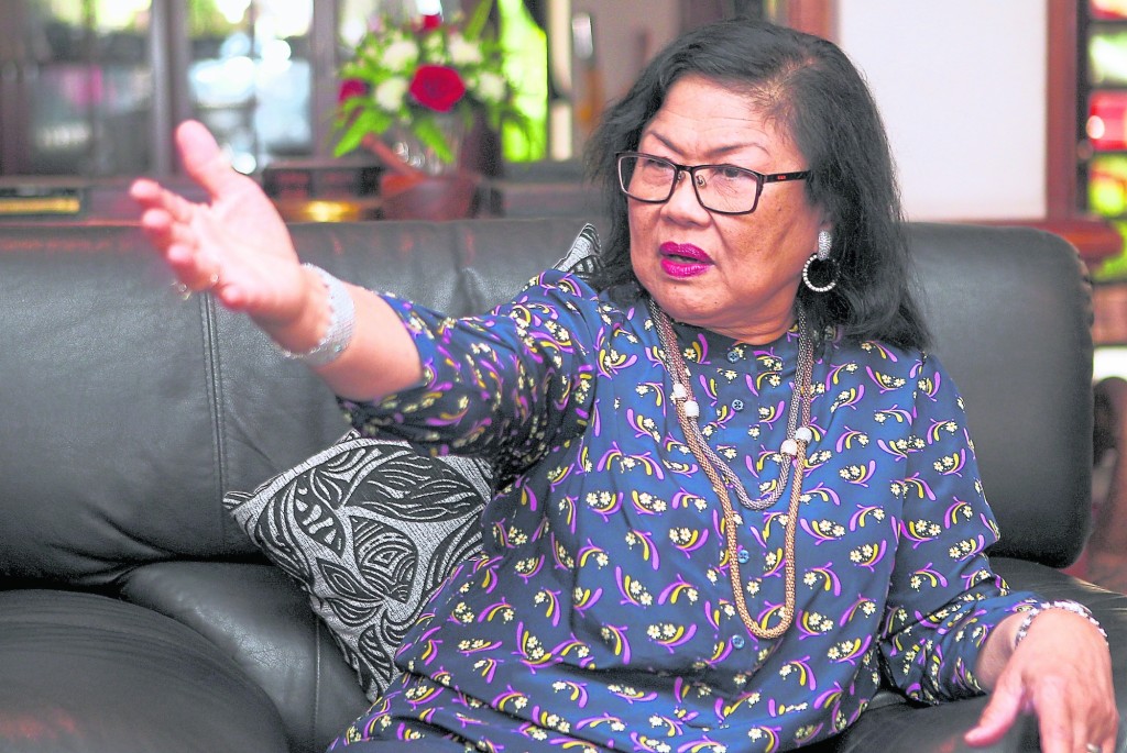 铁娘子拉菲达怒斥国盟议员只忙着给自己安排位子。