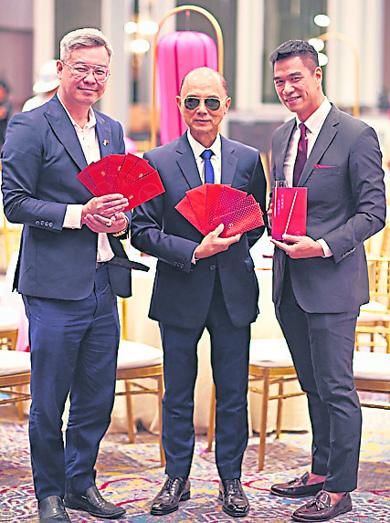 力求创新转型的陈景岗与时尚界鞋王“Jimmy Choo”周仰杰一起创造新的元素。