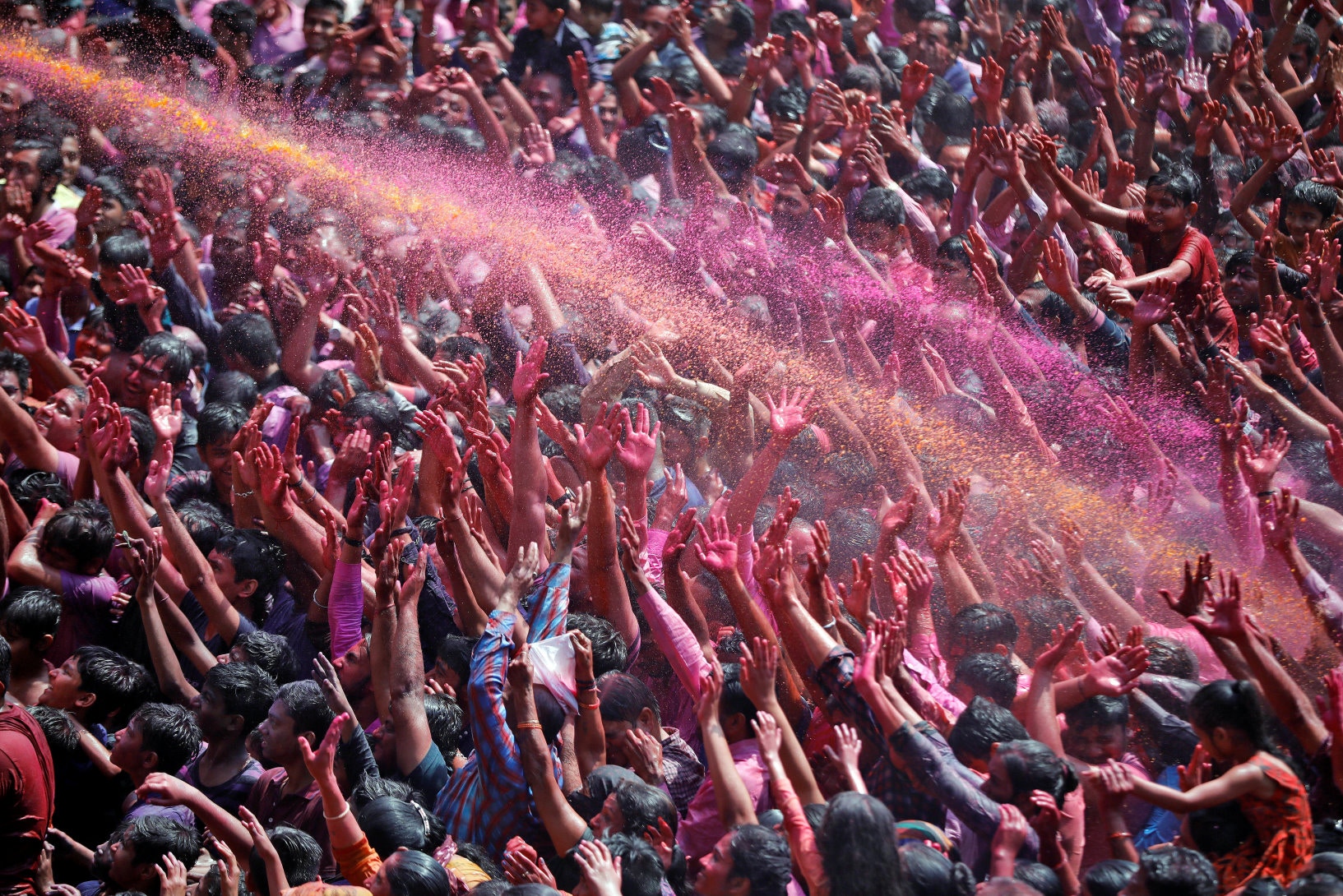 印度洒红节万人不戴口罩狂欢
