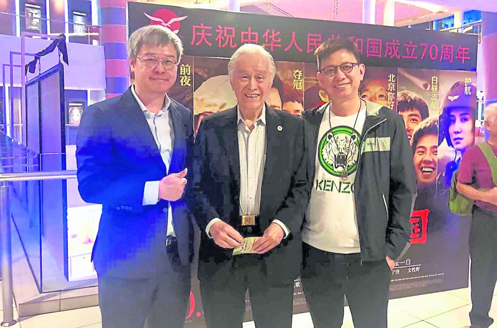 在陈景岗眼中父亲陈凯希是个严父,对朋友家人都很友善,对孩子则比较严肃。