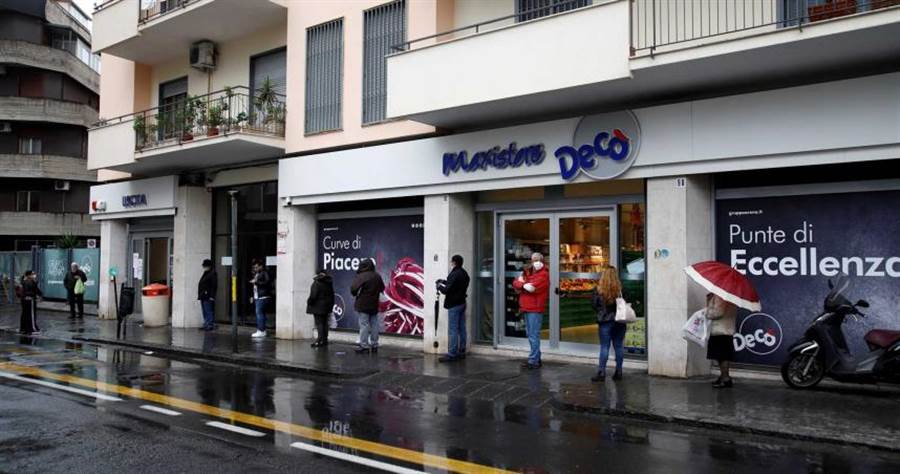 西西里岛封城后，民众在雨中排队，希望能进超市采购日用品。