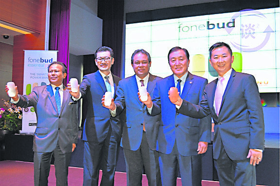 周俊仁(左二)展示遍视利首个电话附件产品“Fonebud”。