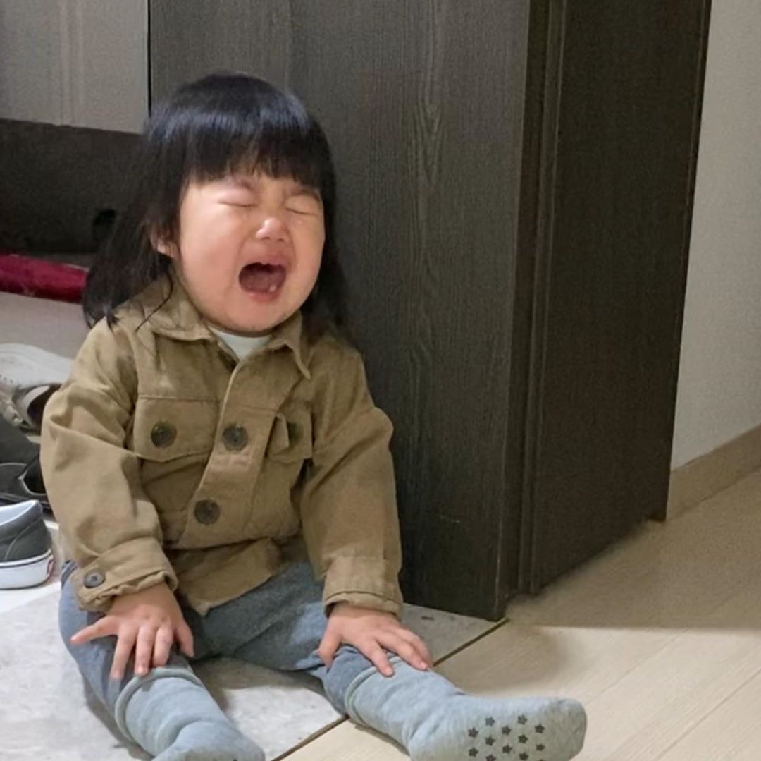 小孩子哭应该是爸妈最头痛的事了吧,都不知道到底要打还是要哄!