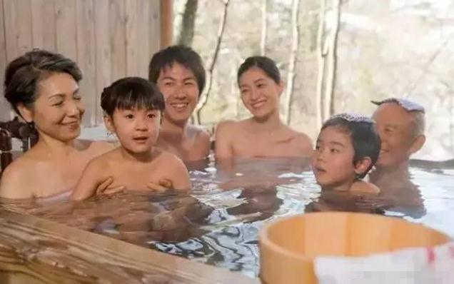 日本的温泉文化非常有名,家庭活动通常是一起出去泡温泉,家人一起说说话聊聊天。