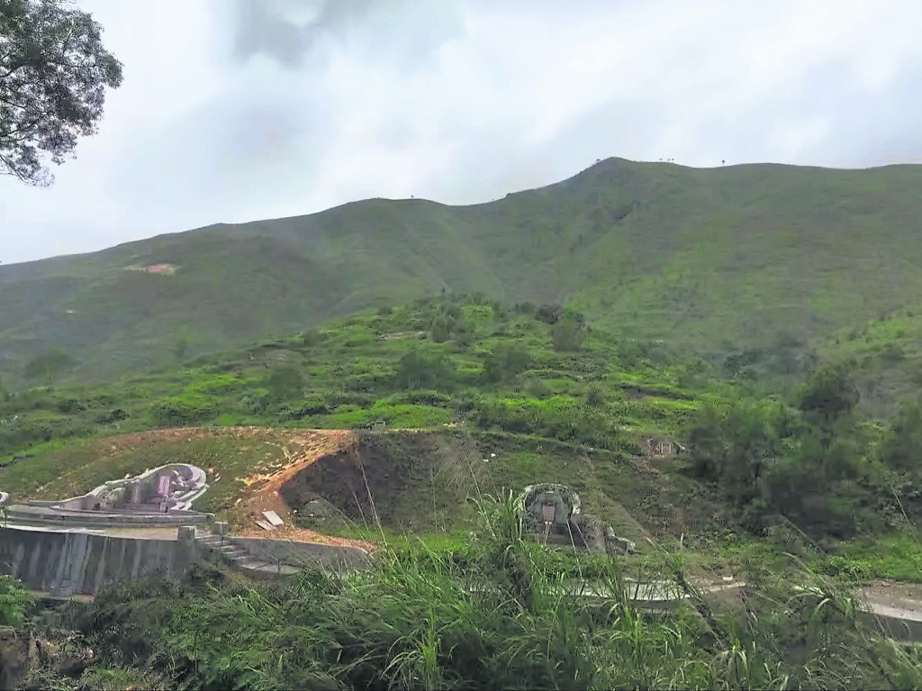 葬到真龙旺穴地之后会出现两种结果:一是人丁兴旺富贵无比,一是家破人亡丁财两败。