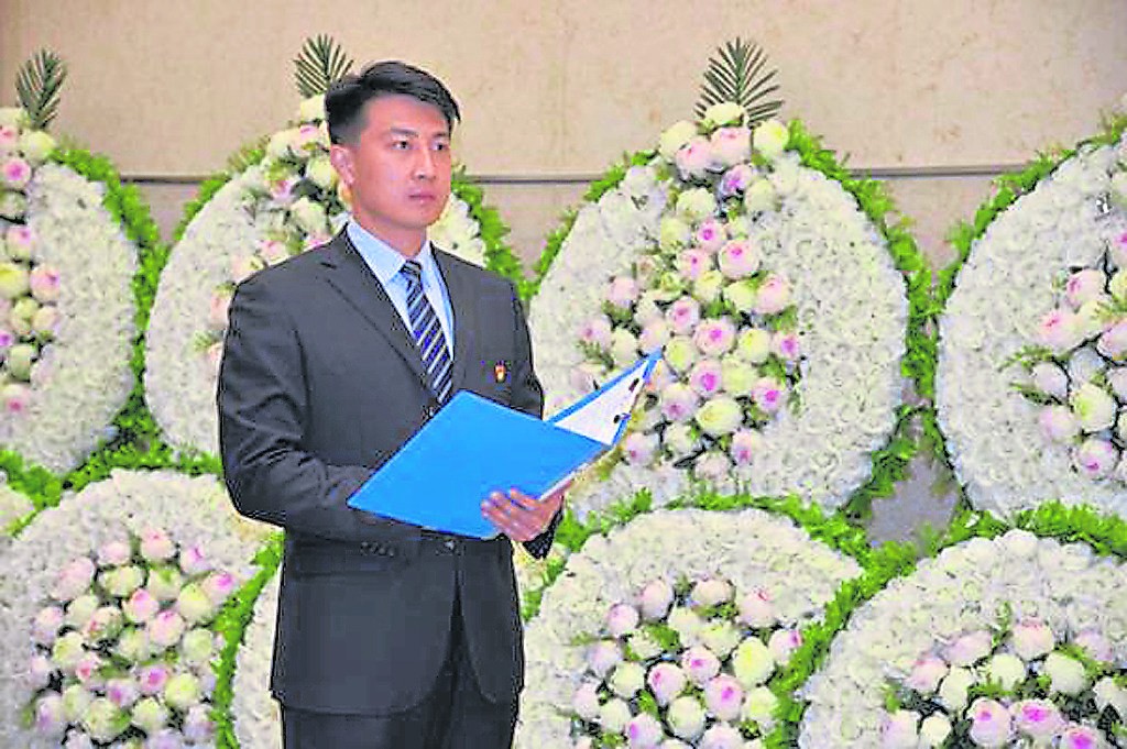 葬礼主持人最怕流泪