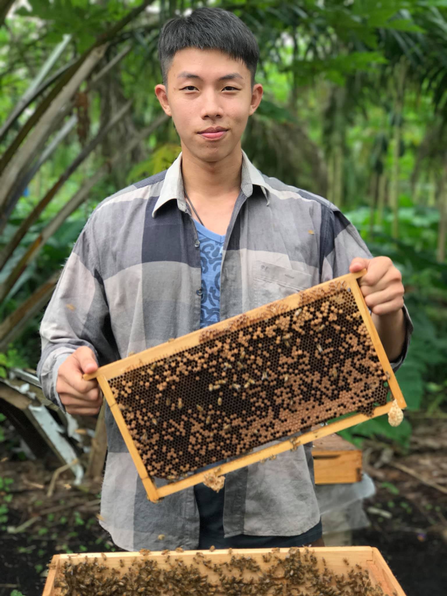 BEE BOY是一家超过3年的品牌,有超过10的养蜂经验,一直以来都坚持每一个步骤都亲自完成,从养殖蜂蜜到包装再到售卖蜂蜜,都是亲力亲为确保每一滴蜂蜜都是天然纯正。