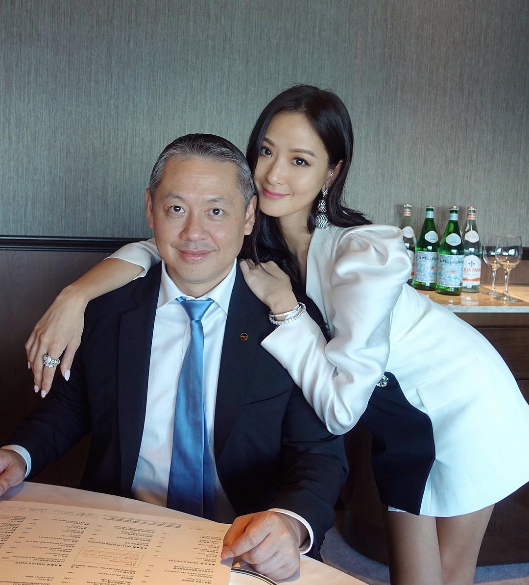 孙芸芸保养得宜,和年长7岁的丈夫站在一起犹如父女。