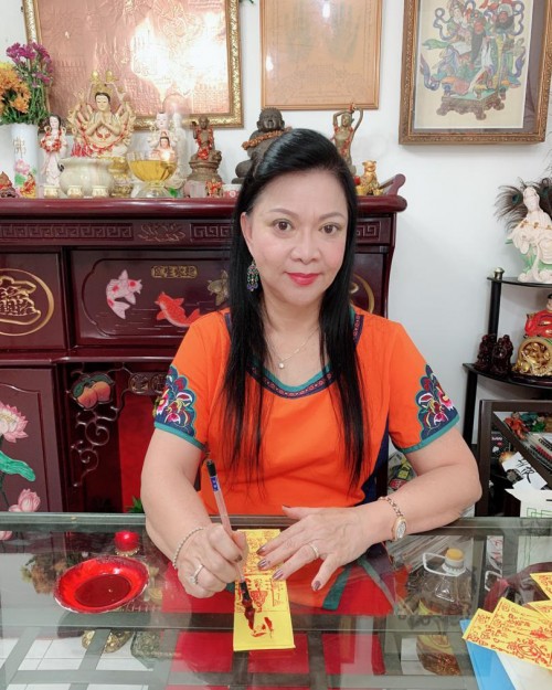 就算身在国外,师太也能透过电话了解问题始末,并隔空施法,让问事者得到满意的结果。