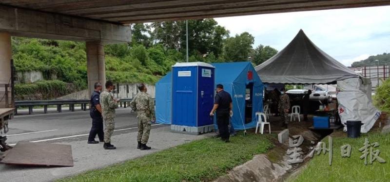 陆兆福赞助在芙蓉9个站岗区的流动厕所,供前线人员解决“方便”问题。(照片取自《星洲日报》)