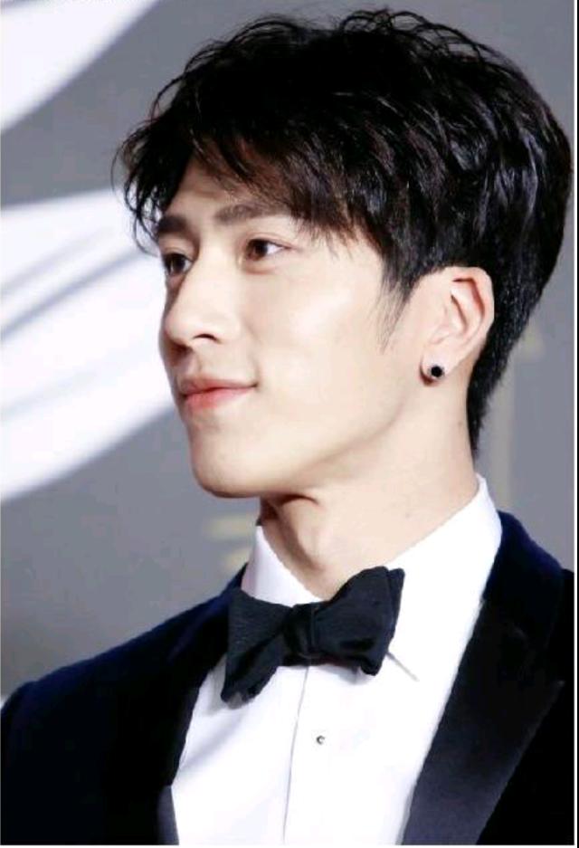 男明星戴耳环魅惑