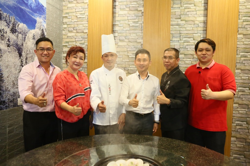 拥有27年行厨经验的大中华总厨沈宝传(Tom师傅,左三)为大家精心准备拿手好菜,个个吃了都赞不绝口。