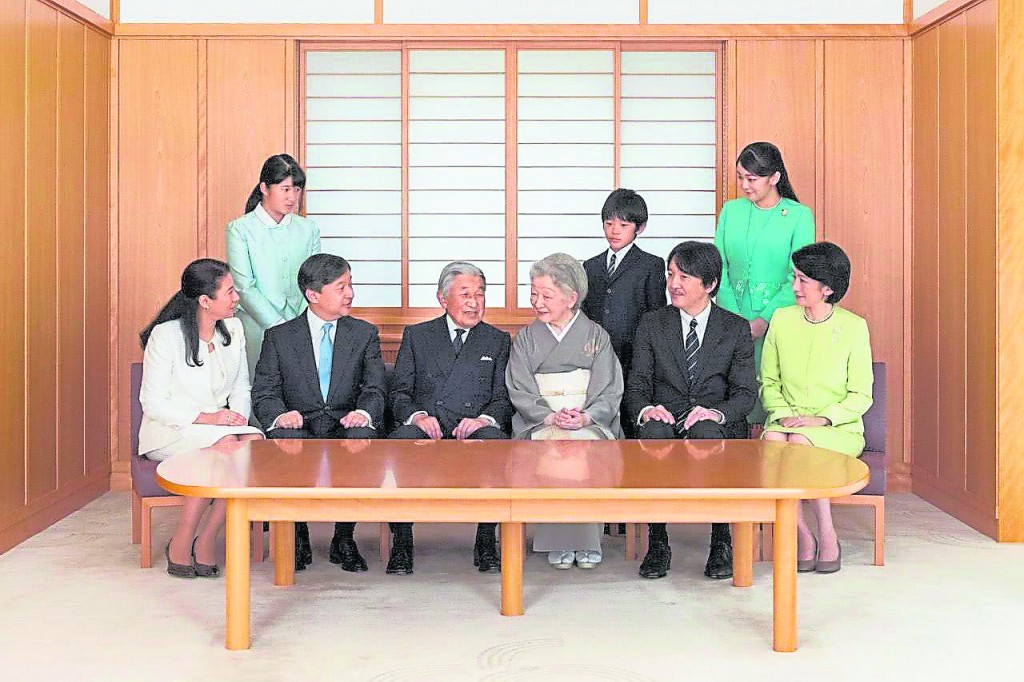 与中国历代皇族开枝散叶不同，日本皇室实在是人丁稀少，目前为止天皇明仁只有一个10岁的孙子。