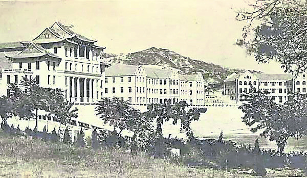 1921年由陈嘉庚先生创立的厦门大学，是中国近代教育史上第一所由华侨创办的大学。