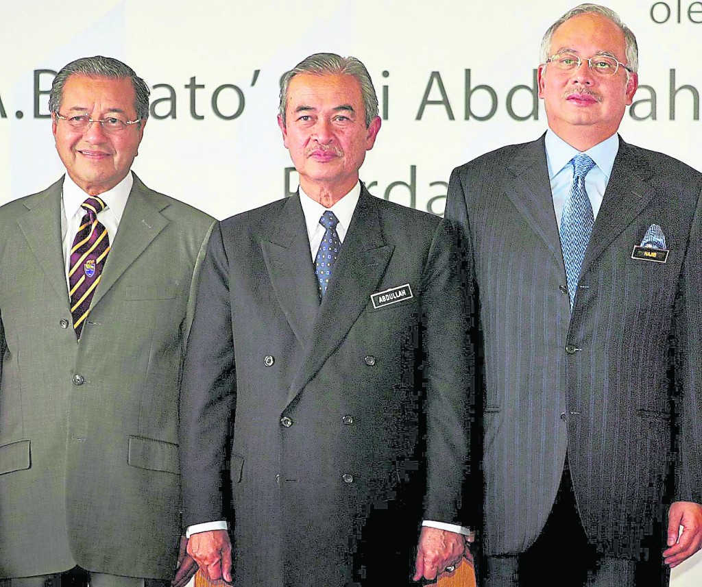 纳吉（右）被敦马（左）钦点为敦伯拉（中）的副手后，大赞敦马是马来民族英雄；如今却把揶揄敦马当乐趣！