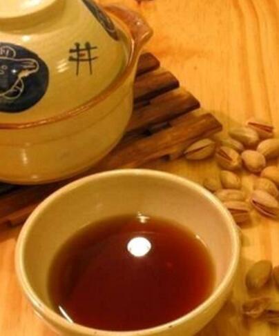 端午节喝雄黄酒是从古时候就传承下来了的习俗。古语曾说“饮了雄黄酒,病魔都远走”。