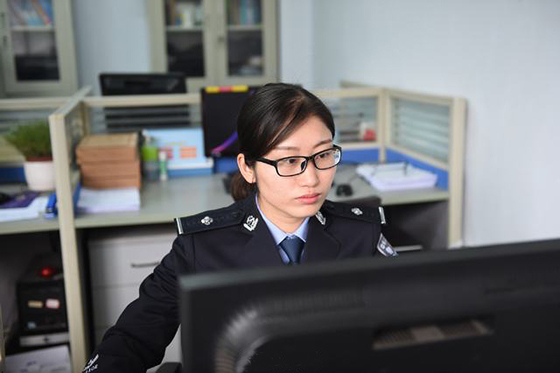 怀着满满的期待，2015年底，王小琴正式到万州区公安局刑警支队技术大队工作。