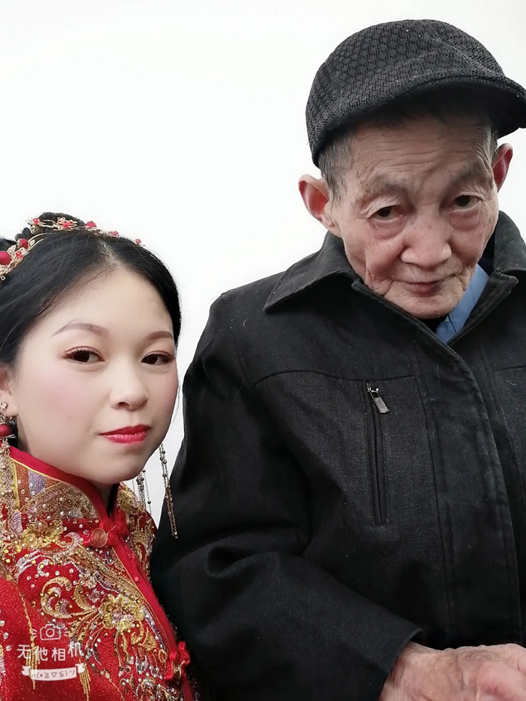 被爷爷奶奶带大的王雅君,兑现自己的承诺,把爷爷带在身边一起出嫁。