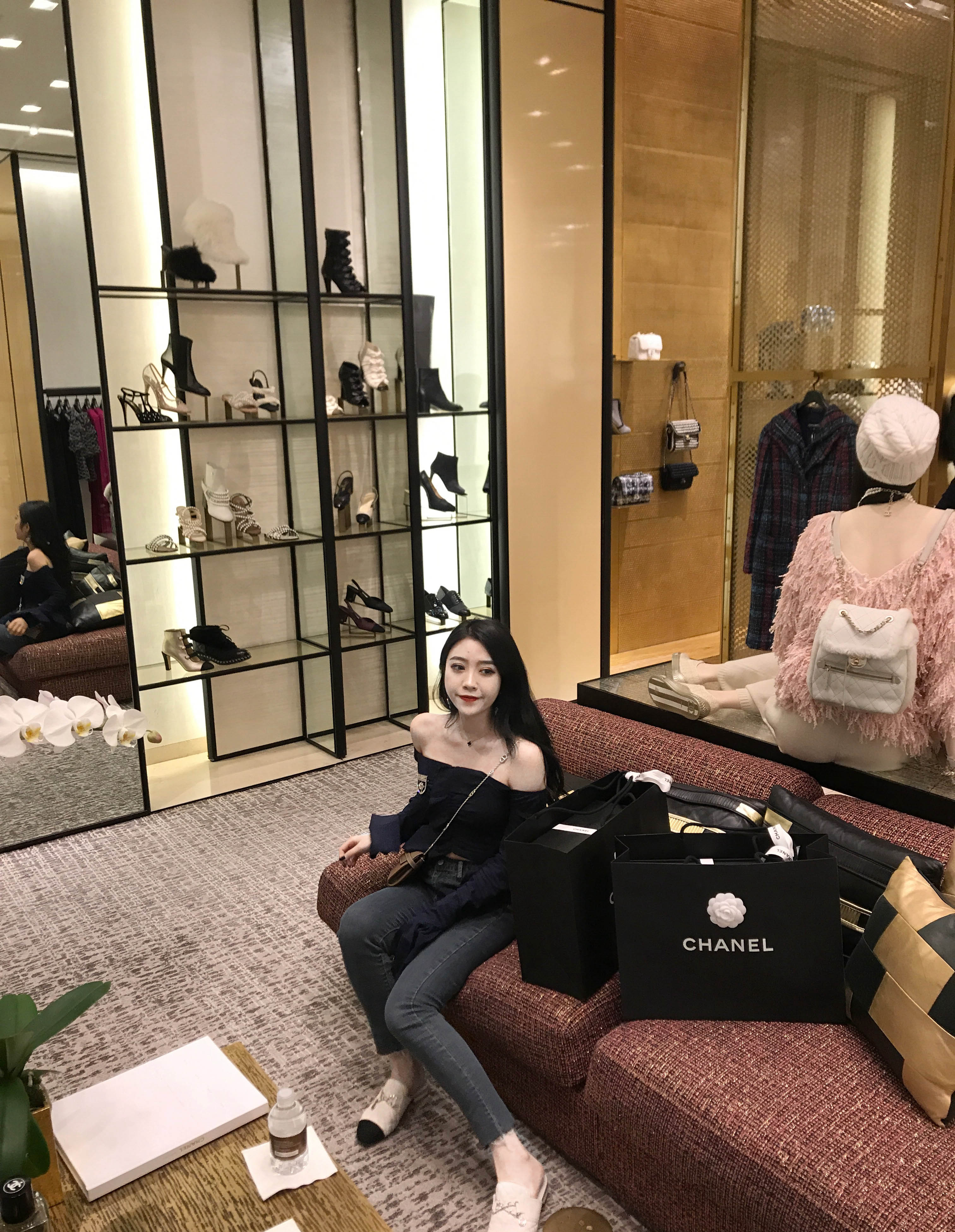 既然是富家女,身上的名牌饰品肯定少不了。