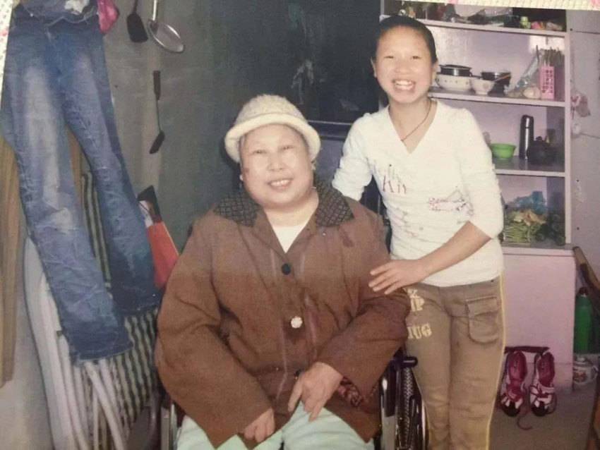 儿时的王雅君与爷爷奶奶的合照，当时的日子虽苦，但过得很开心。