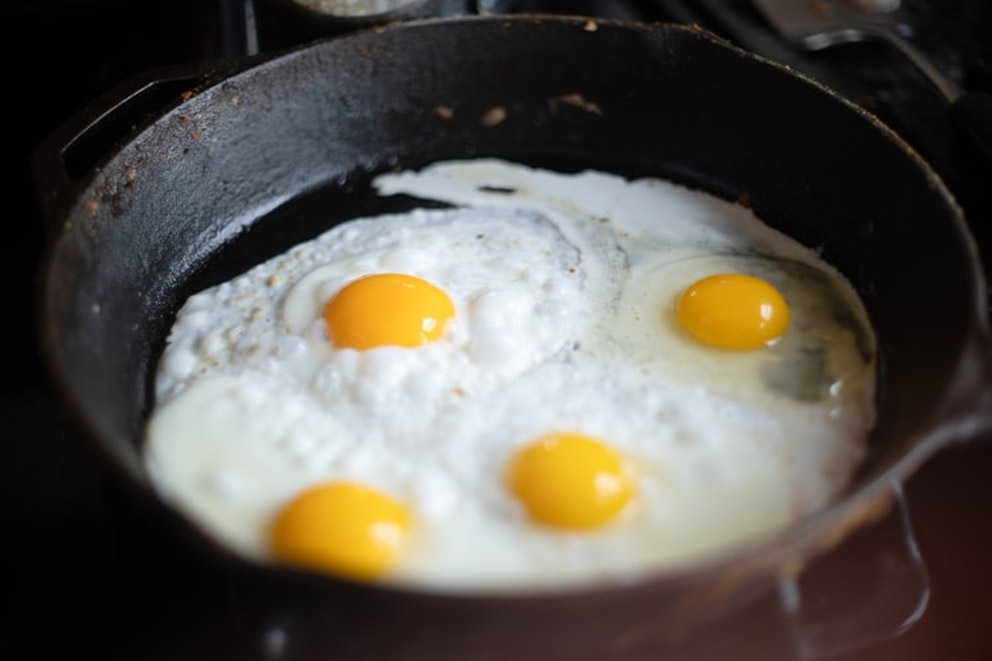 吃蛋令胆固醇高的说法并不正确。