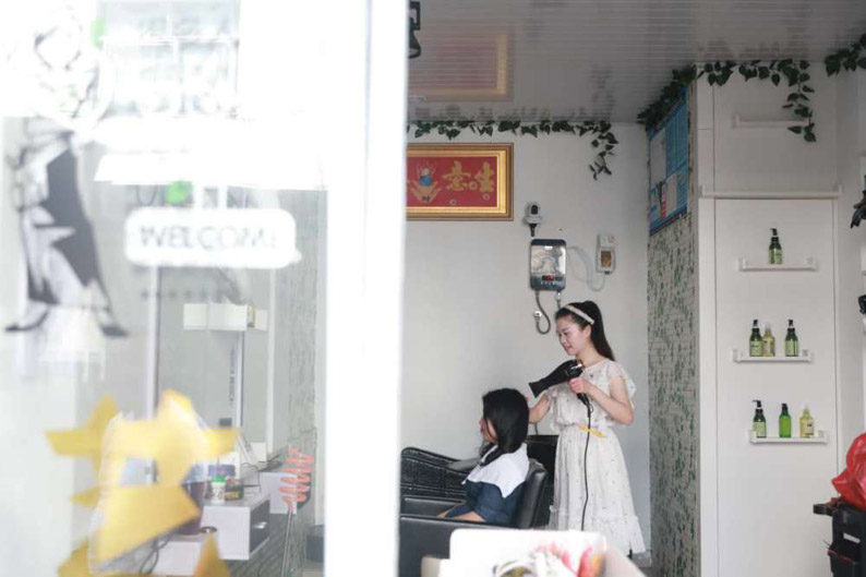 奶奶去世,王雅君学理发更开了一家理发店,还存了一笔钱买屋子与爷爷同住。