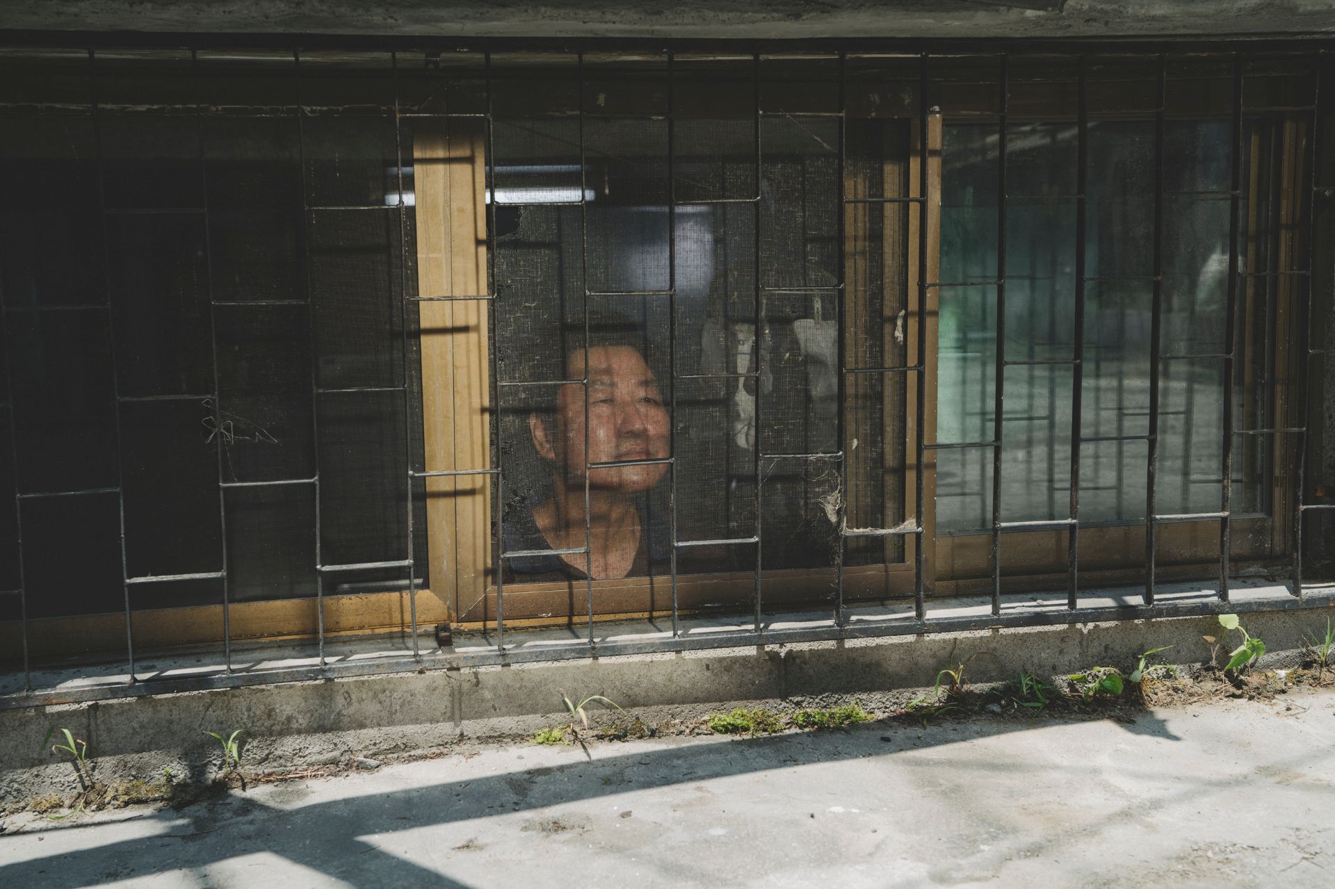 看过电影《寄生上流》的人知道,地下室的居住环境多糟糕。