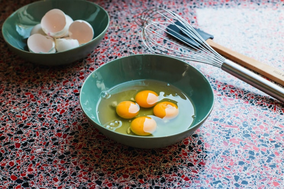生食鸡蛋，有机会感染沙门氏菌。