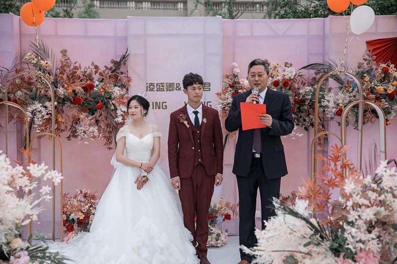 王雅君的婚礼现场,虽然不能挽着爷爷的手上台,但相信在台下的爷爷能感受到孙女的孝心。