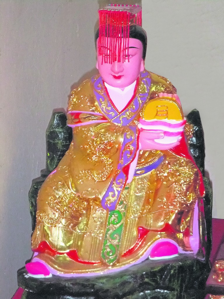 道教把嫦娥奉为月神,又称太阴娘娘,每逢农历八月十五日太阴娘娘诞辰,家家户户均会准备月饼、茶果等供品祭月。