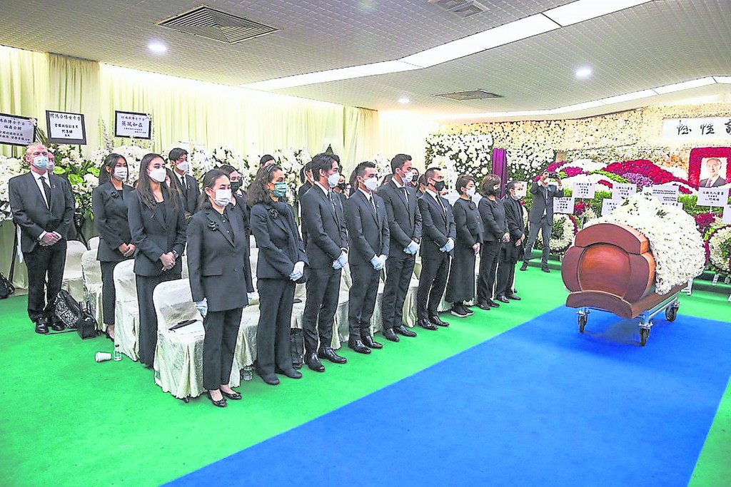 由于今年没有好日子，一代赌王何鸿燊出殡仪式过后，将会于明年才择吉日下葬。