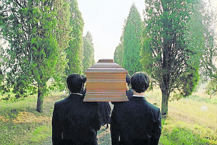 火葬和土葬仍然是人们首选处理身后事的方式。