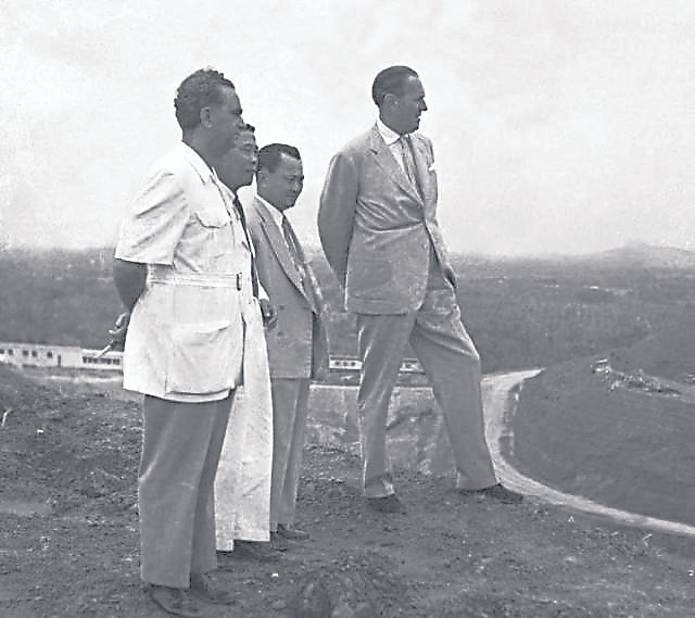 1955年8月21日,陈六使、连瀛洲陪伴英国殖民部大臣Alan·Lennox-Boyd与首席部长David·Marshall到裕廊山顶探视兴建中的南洋大学 。