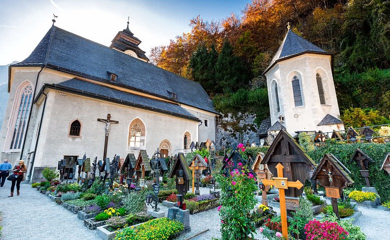小小的哈尔施塔特也有人骨教堂，纳骨堂在一片鲜花环绕的墓碑之中，这些墓碑小小的，像是尖顶小木屋。