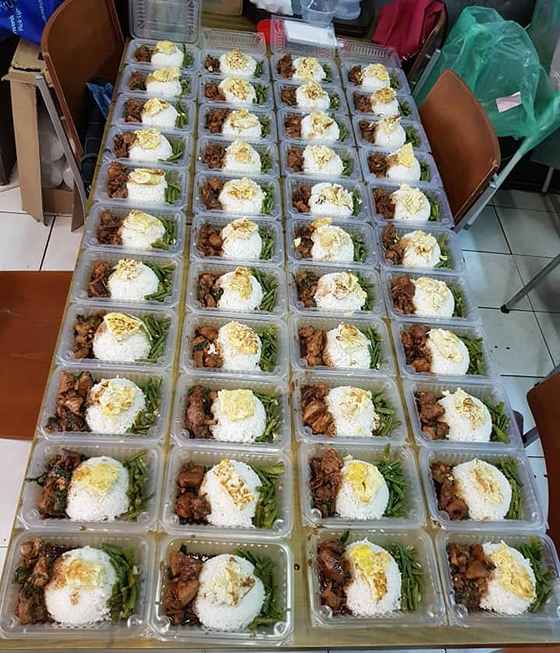 疫情期间,Isaac与义工们不持劳苦每天持续派200多个盒饭。