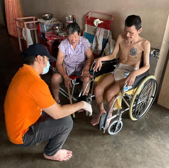解决生活困难或许没办法,但给予一餐温饱及口罩防疫尚在能力范围之内。