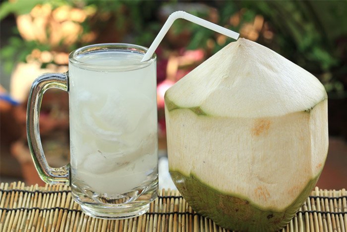 大热天喝椰水好清凉，但是别忘了椰水的果糖也不少，记得适可而止。