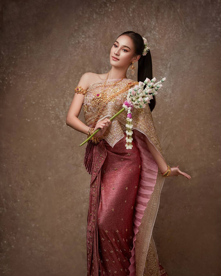 娜奥提桑纳特2011年出道，在泰国人气极高。