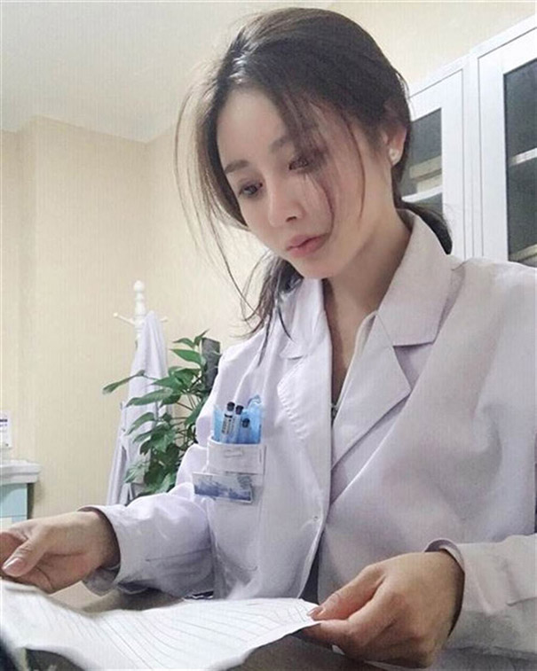 出身中医世家的她,本身也是一名中医师,但下班后,她就变成健身达人,健硕的身材让网友称她为“真人版春丽”。