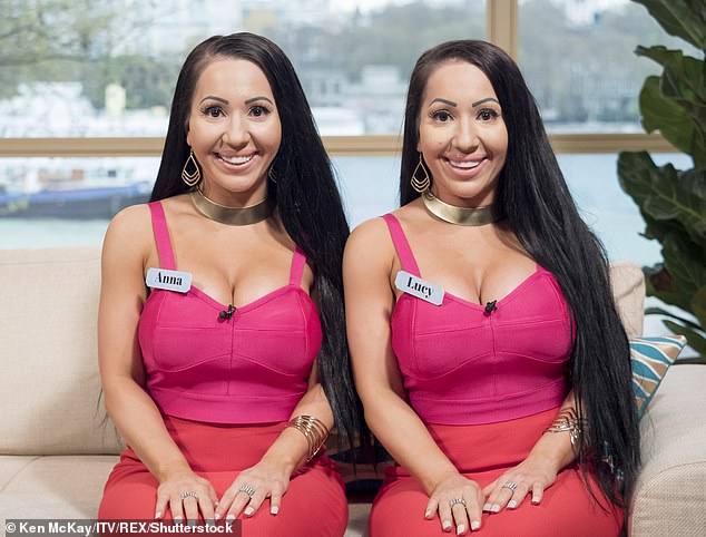 安娜与露西这对双胞胎姐妹在穿着打扮方面力求一致，甚至一起接受整容手术。